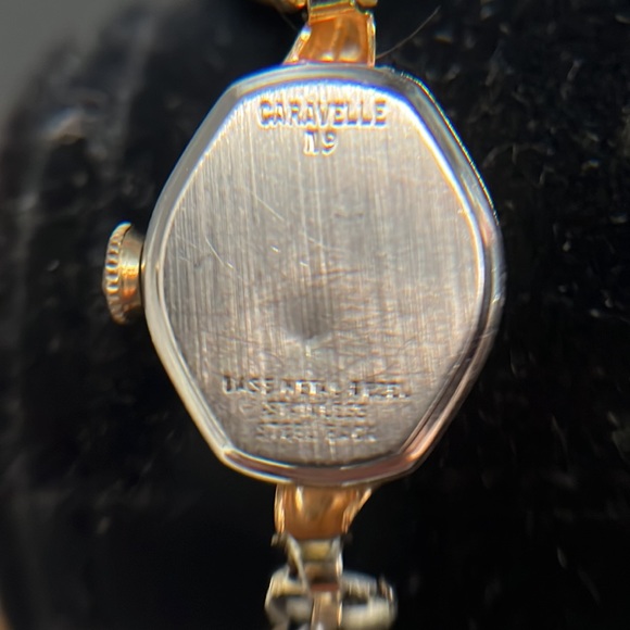 Caravelle Gold Tone Ladies Vintage Watch - Picture 4 of 15